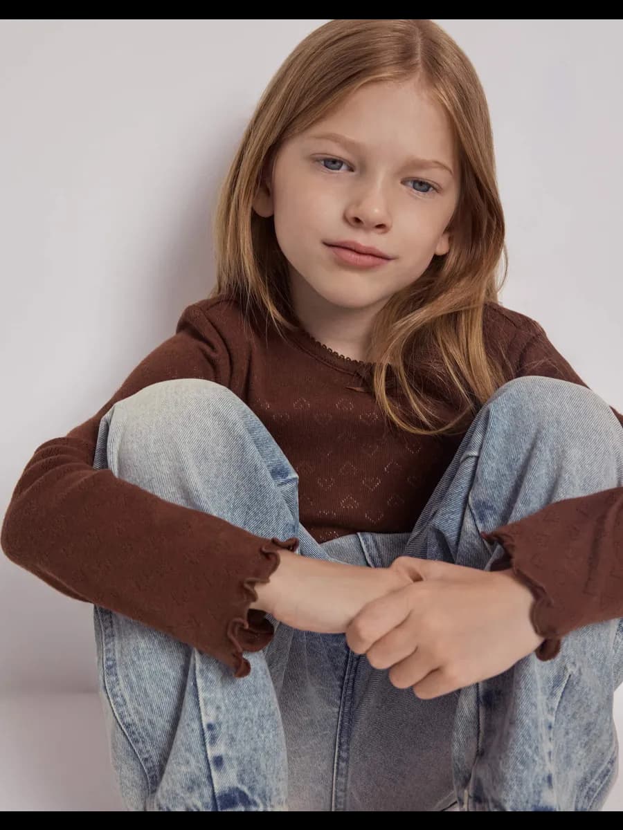 Коричневый лонгслив с волнистым краем и бантиком