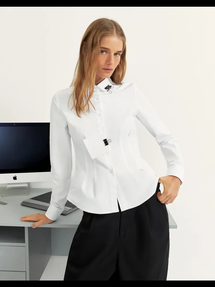 Белая рубашка с защипами