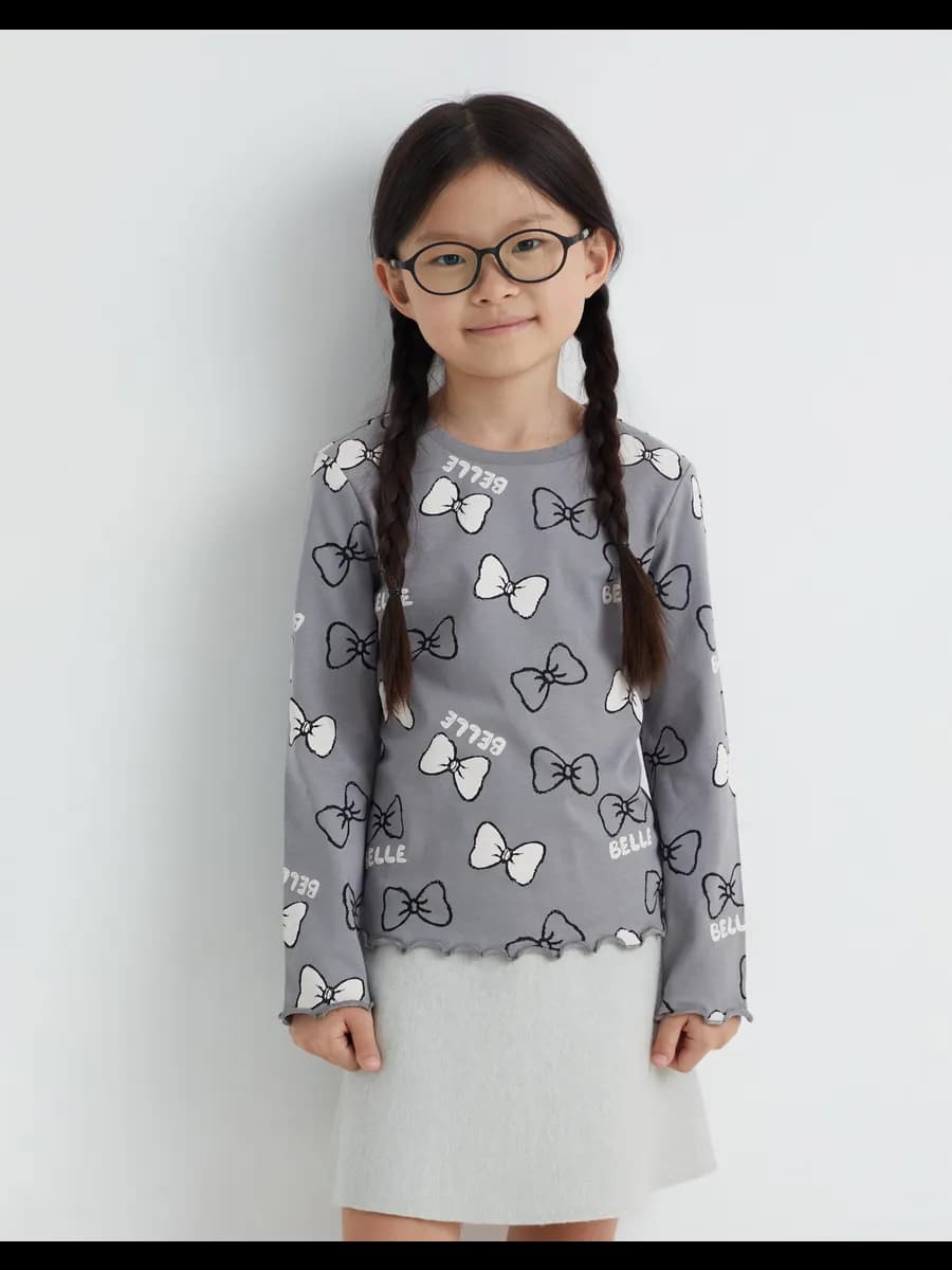 Серый лонгслив с волнистым краем и принтом