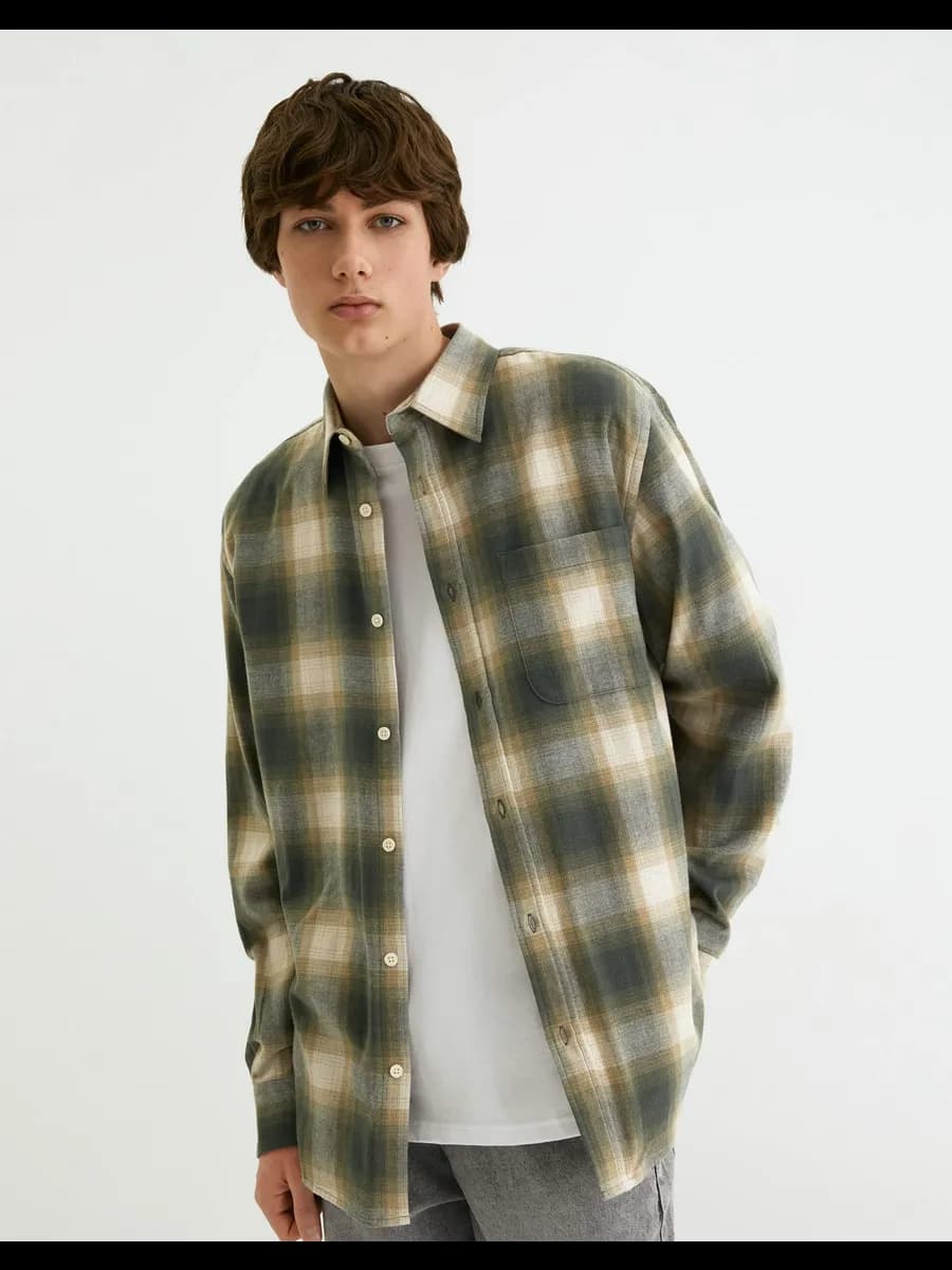 Бежевая рубашка в клетку