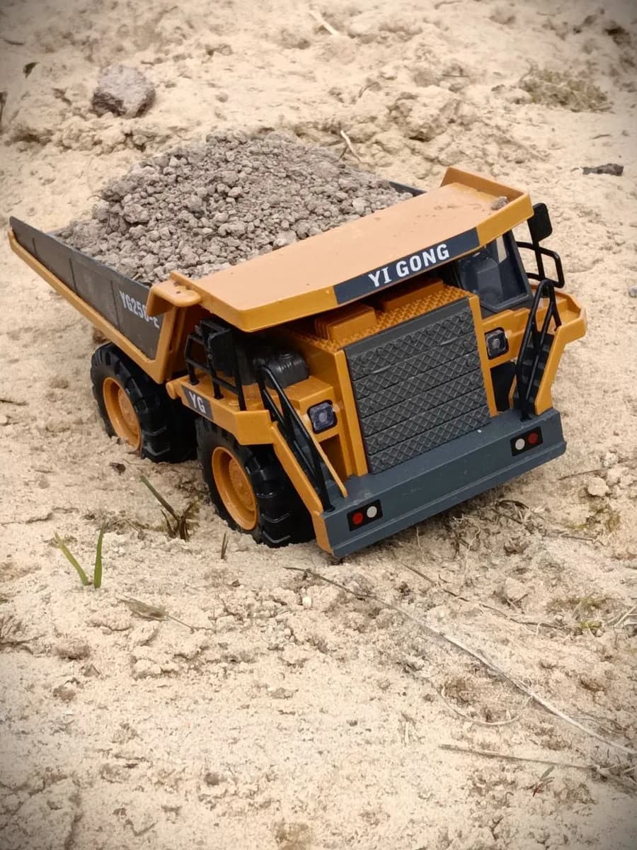 Самосвал на радиоуправлении с металлическим кузовом