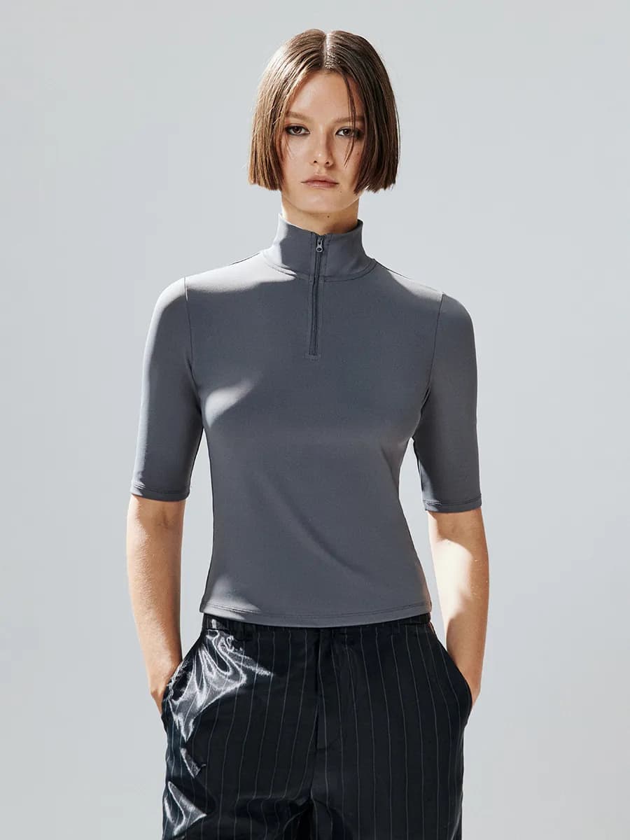 Футболка спортивная с воротником на молнии