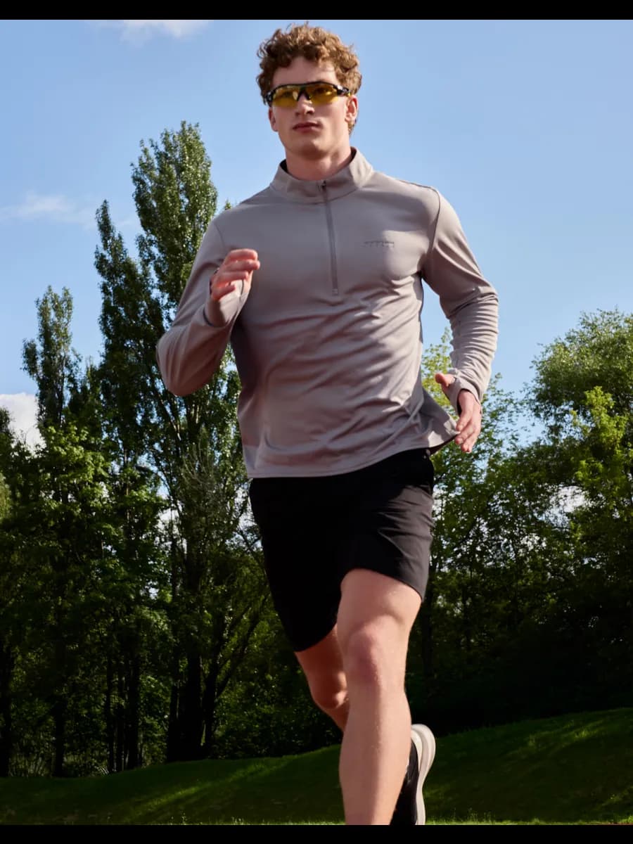 Серый спортивный лонгслив с воротником-стойкой на молнии