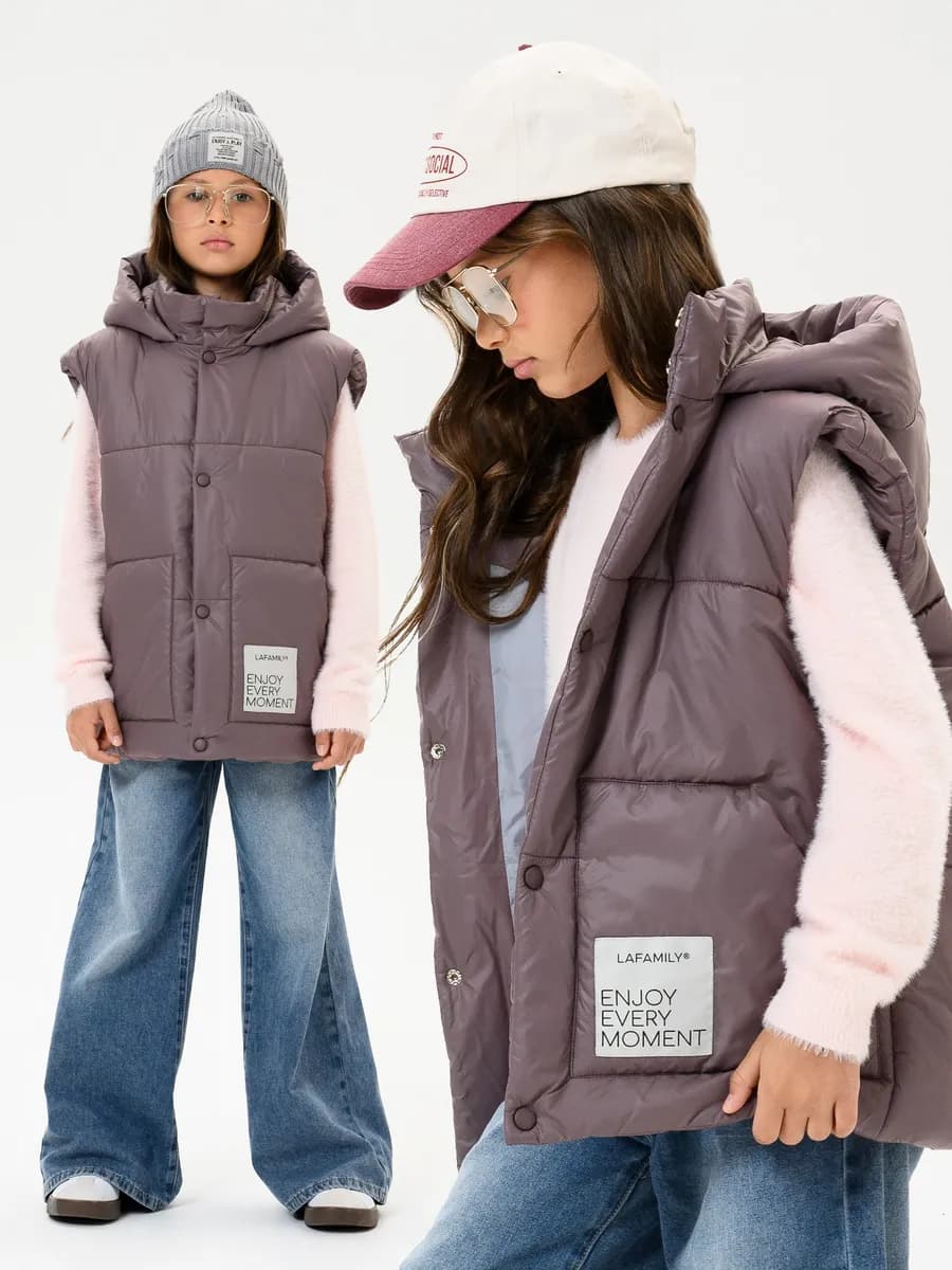 Весенний демисезонный жилет с капюшоном на кнопках