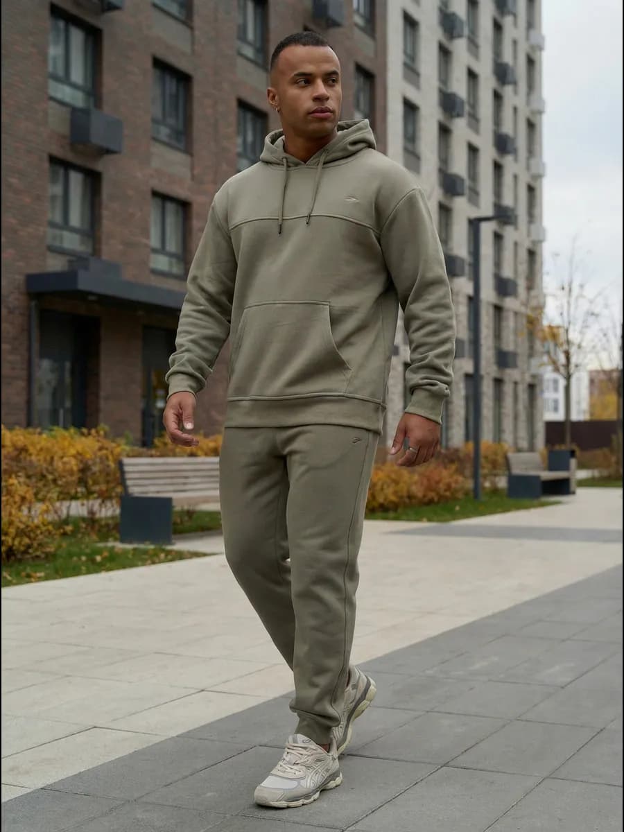 Спортивный костюм с капюшоном теплый