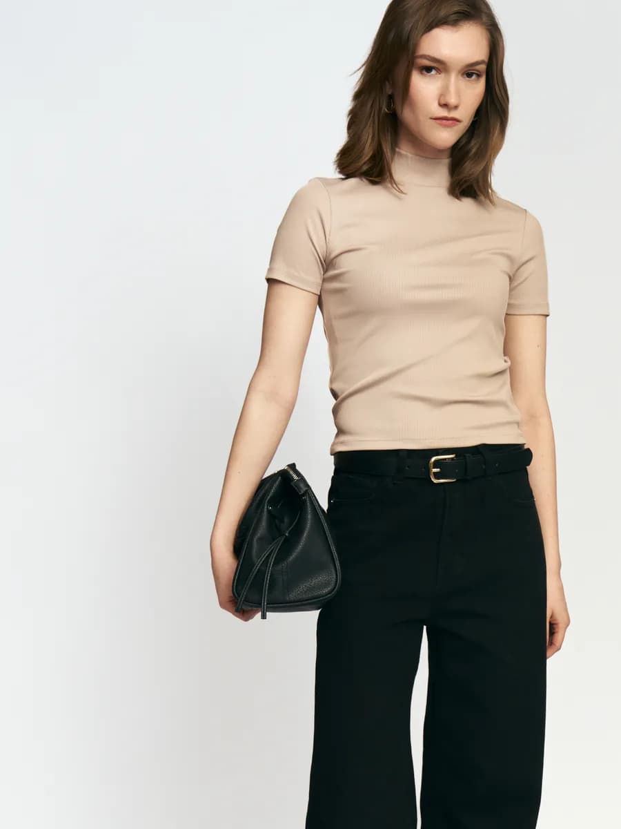 Женский топ с горлом и коротким рукавом