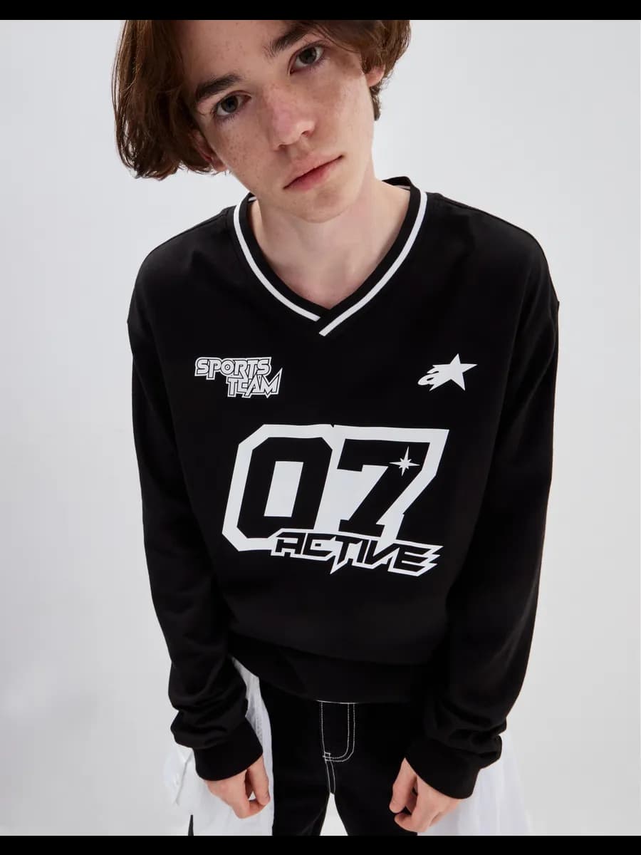 Чёрный лонгслив oversize с принтом