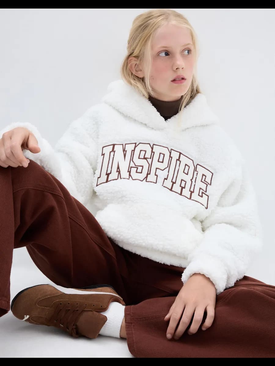 Молочное худи из шерпы с аппликацией