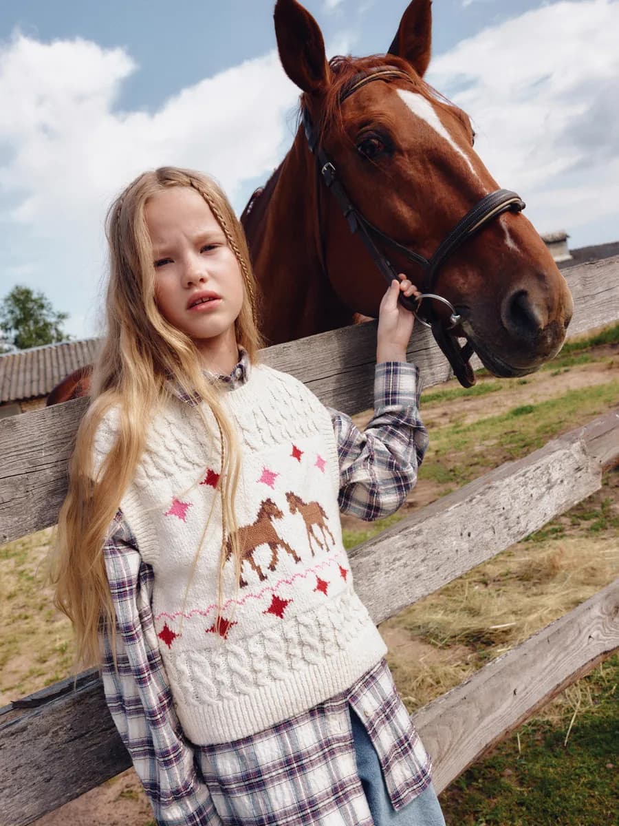 Вязаный жилет короткий с принтом