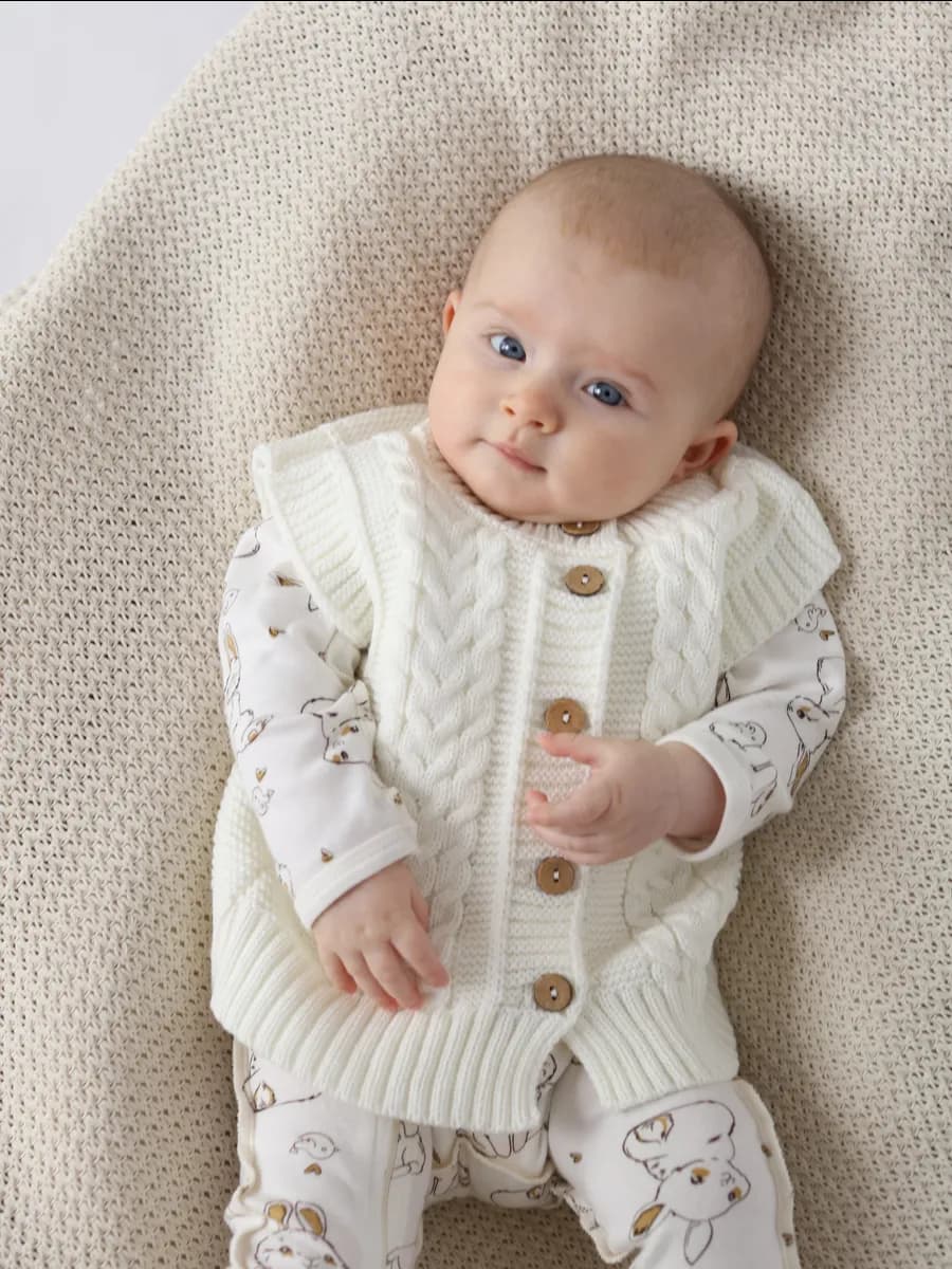 Вязаный детский жилет для малыша безрукавка