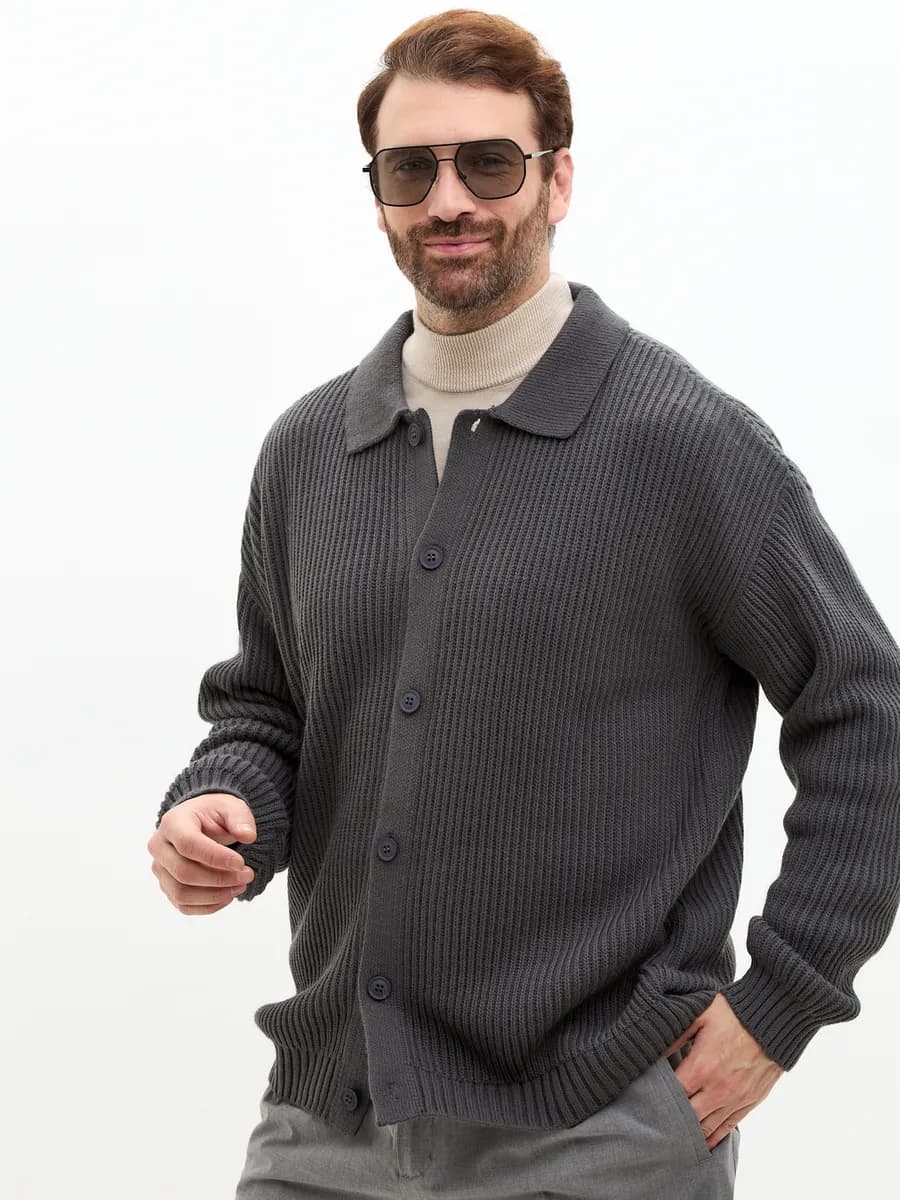 Кардиган на пуговицах вязаный