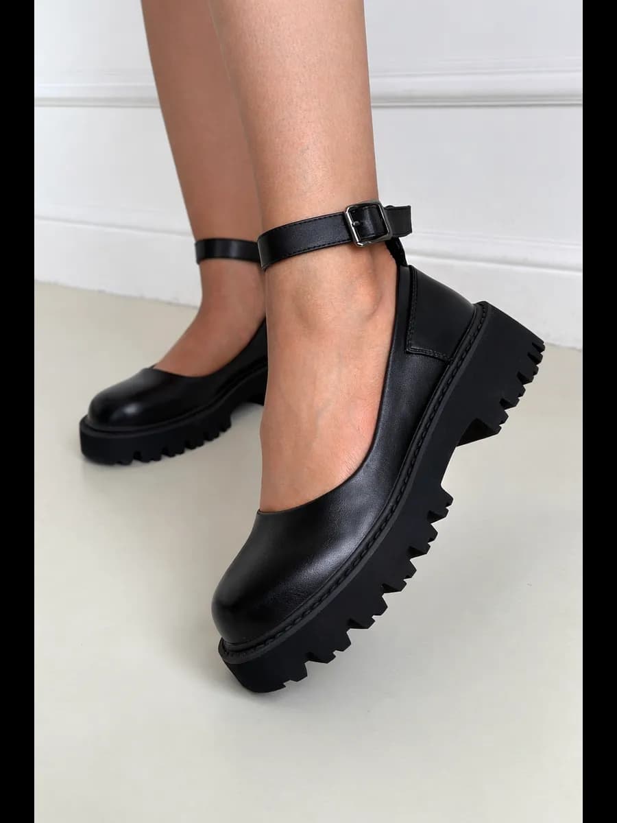 Лоферы Мери Джейн на низком каблуке с ремешком