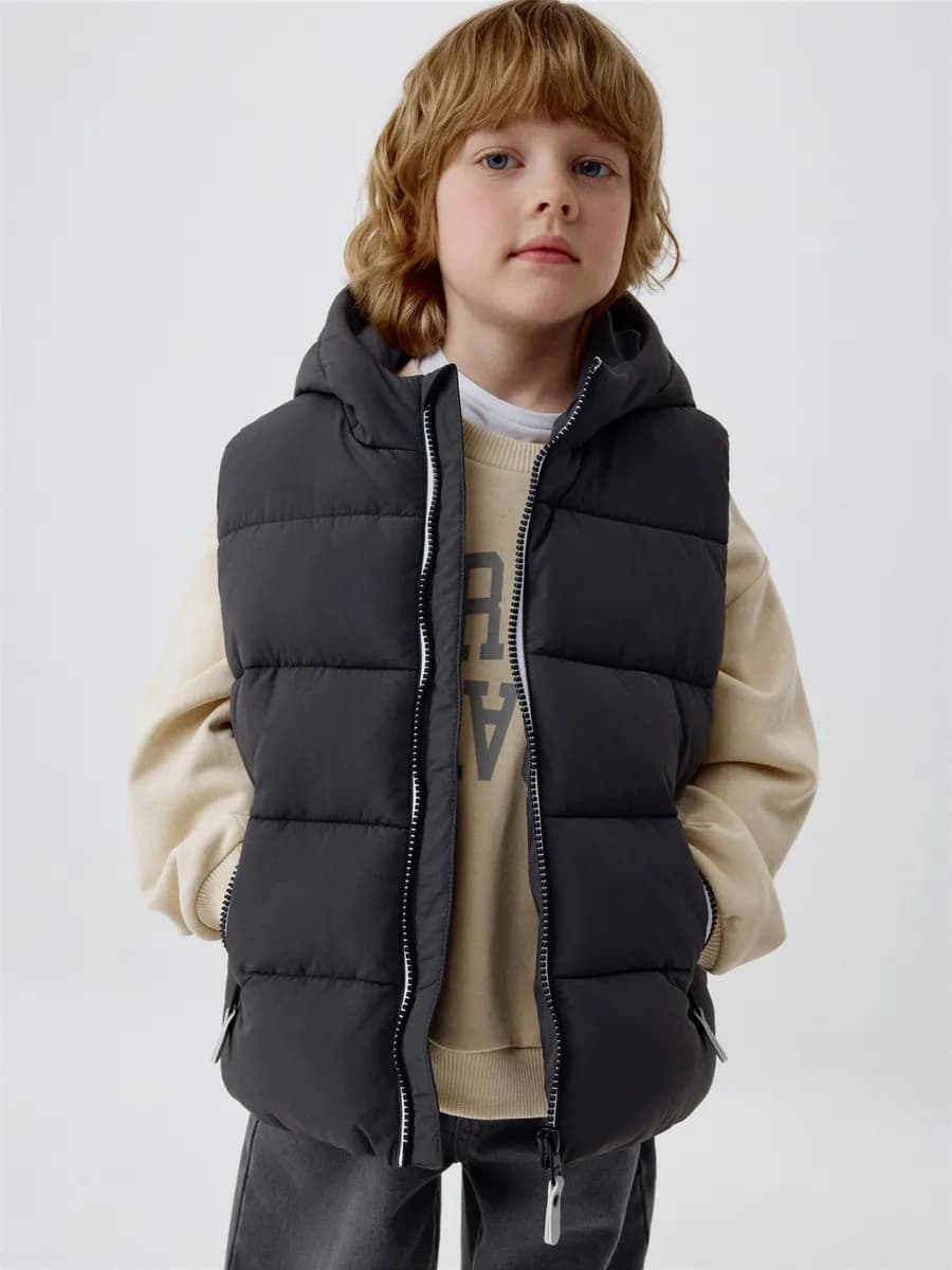 Жилет с капюшоном базовый дутый демисезонный