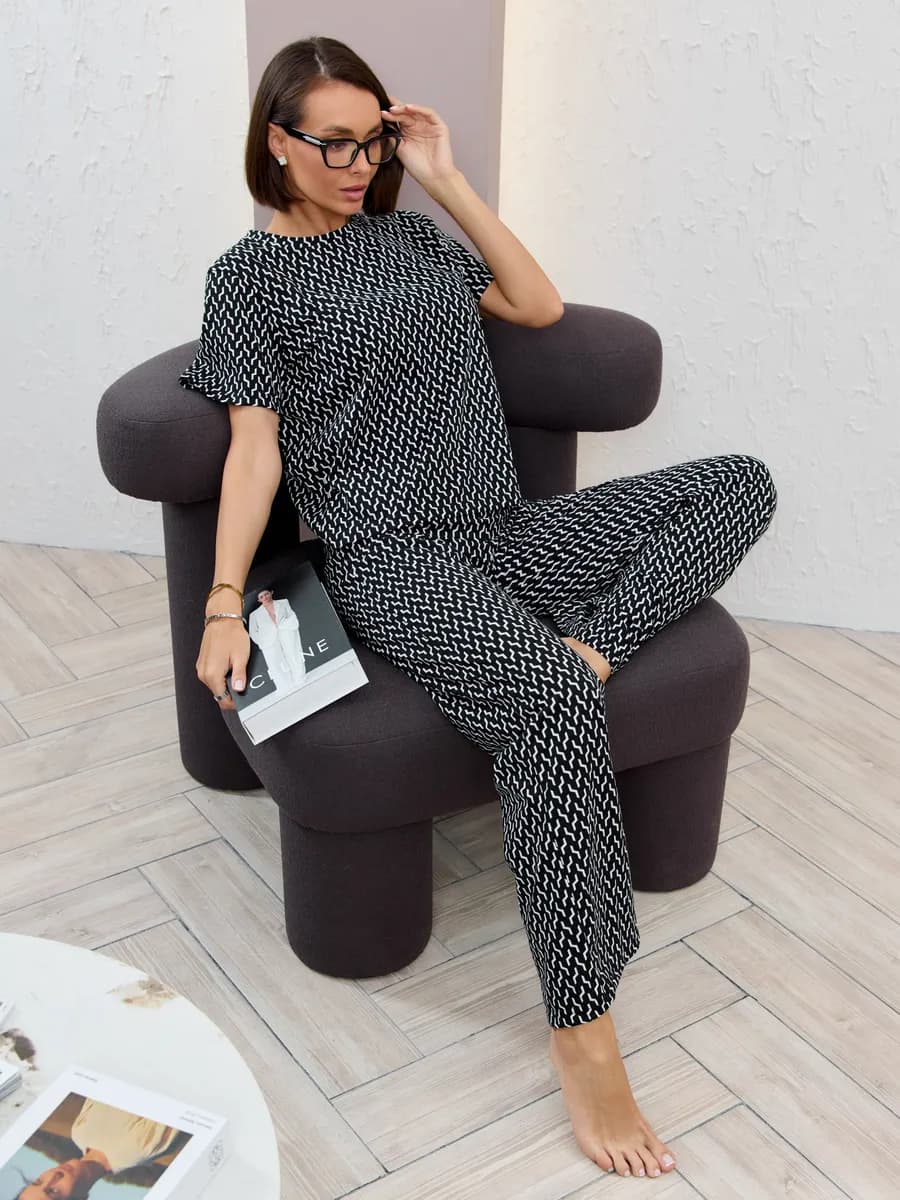 Домашний костюм с брюками и футболкой