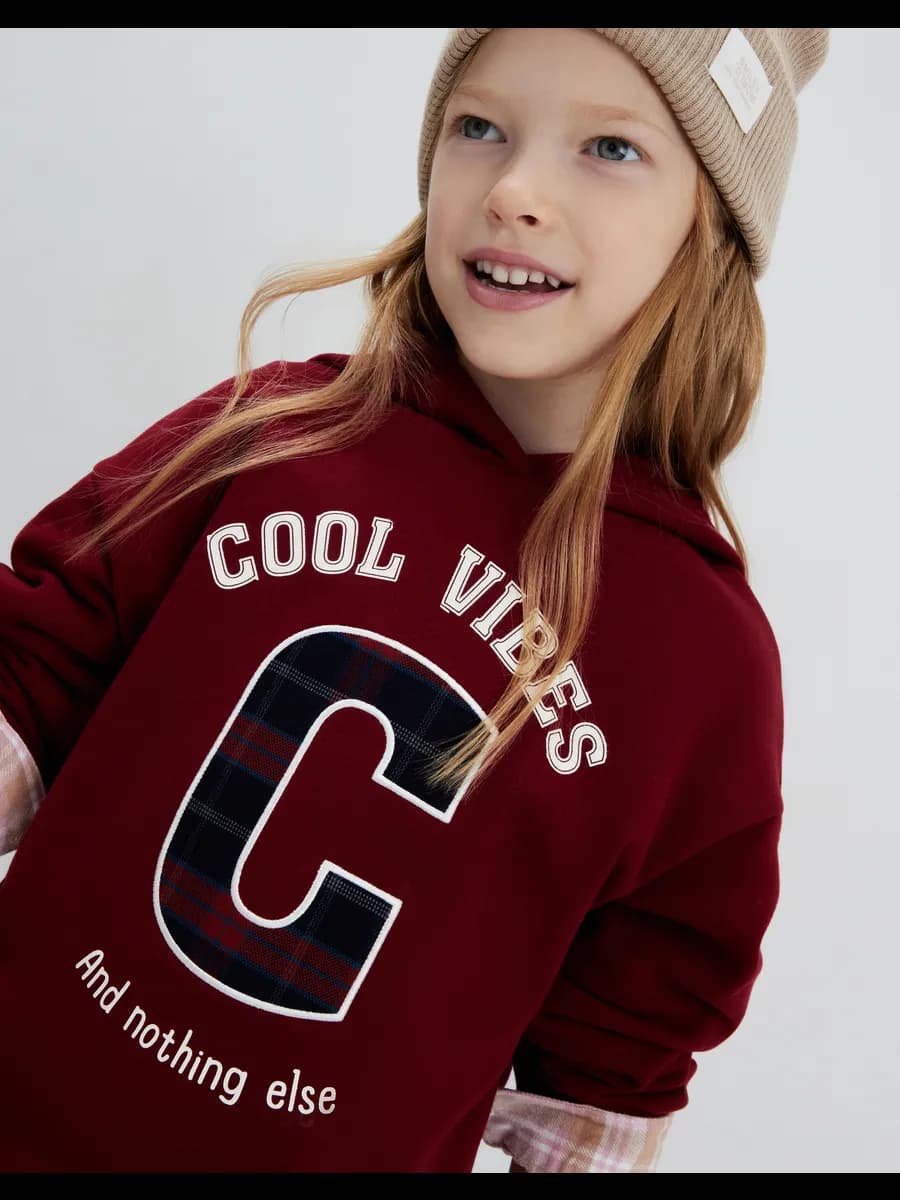 Красное худи oversize с аппликацией и начёсом