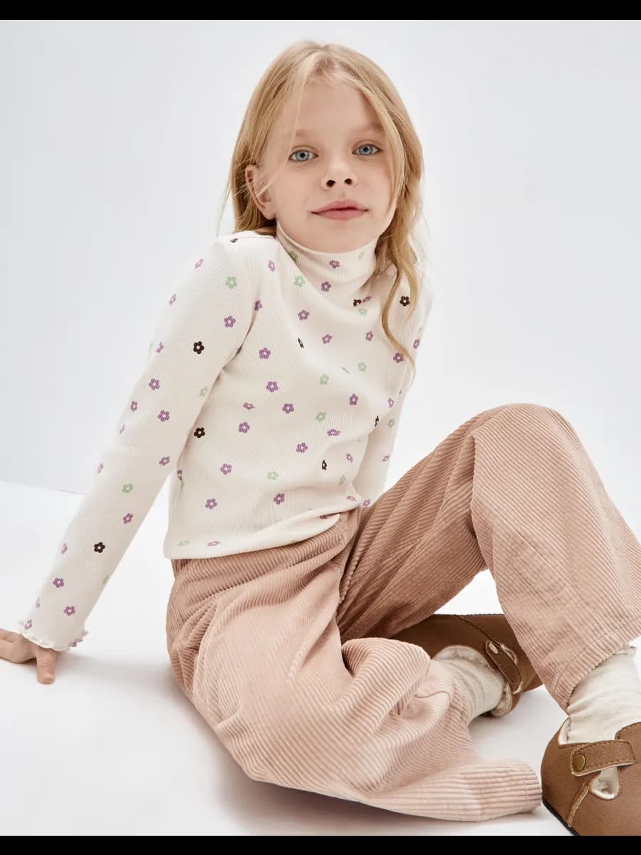 Бежевый лонгслив с воротником-стойкой и принтом