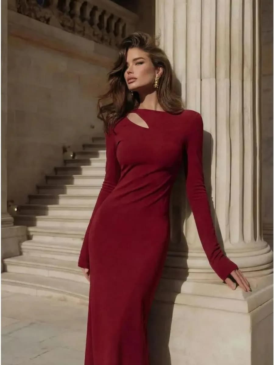 Платье облегающее миди с вырезом