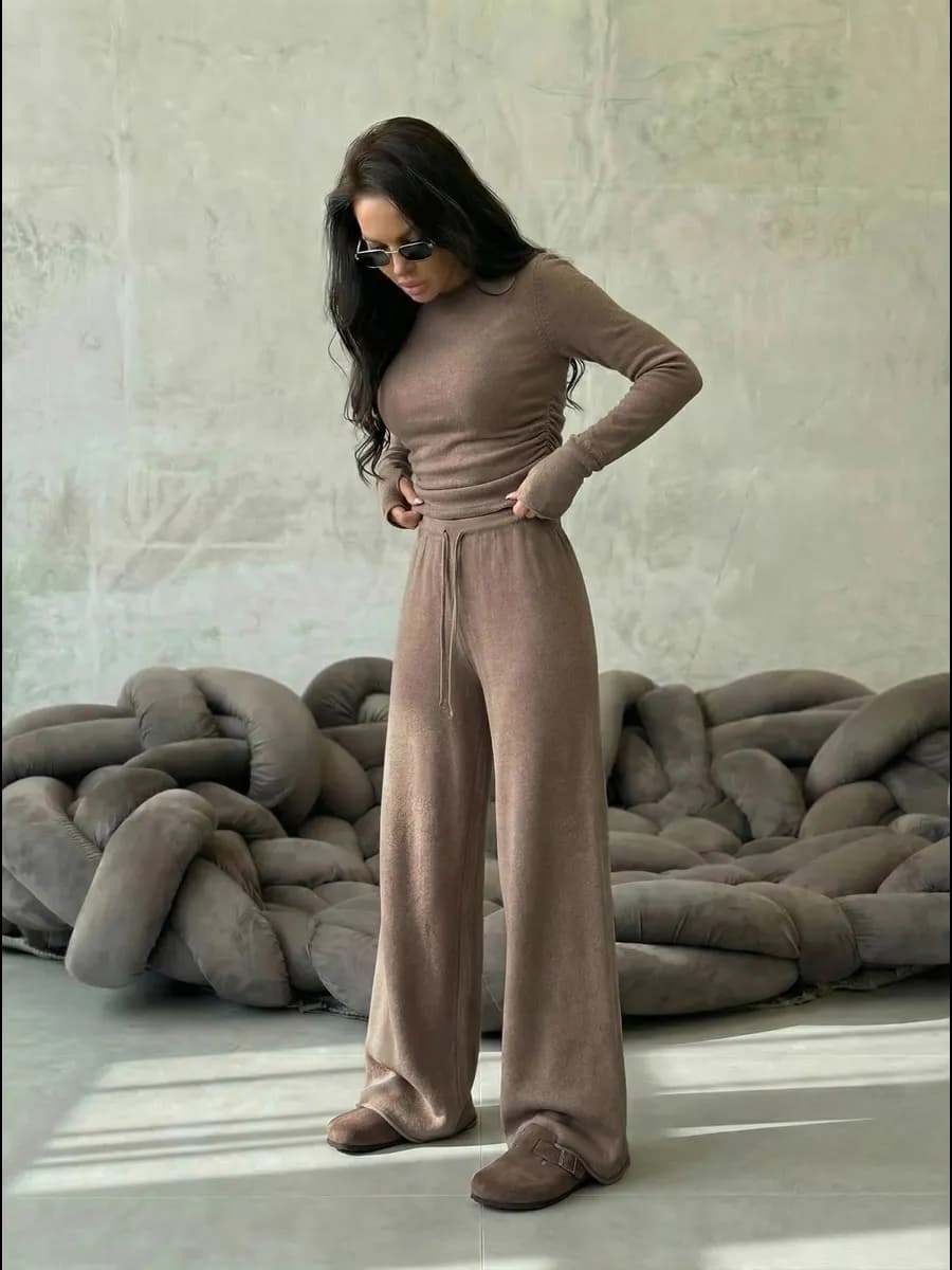 Трикотажный костюм с широкими штанами и лонгсливом pinterest