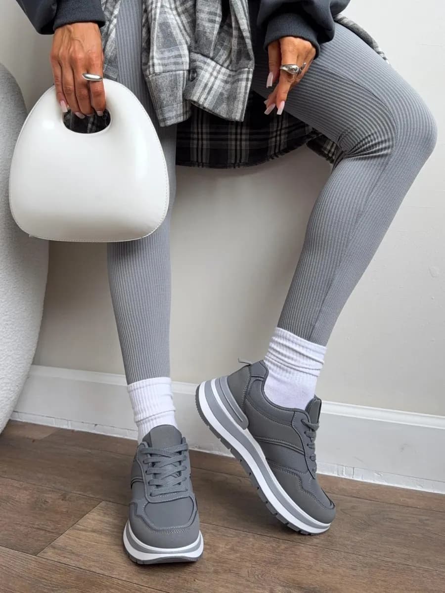 Кроссовки на высокой подошве