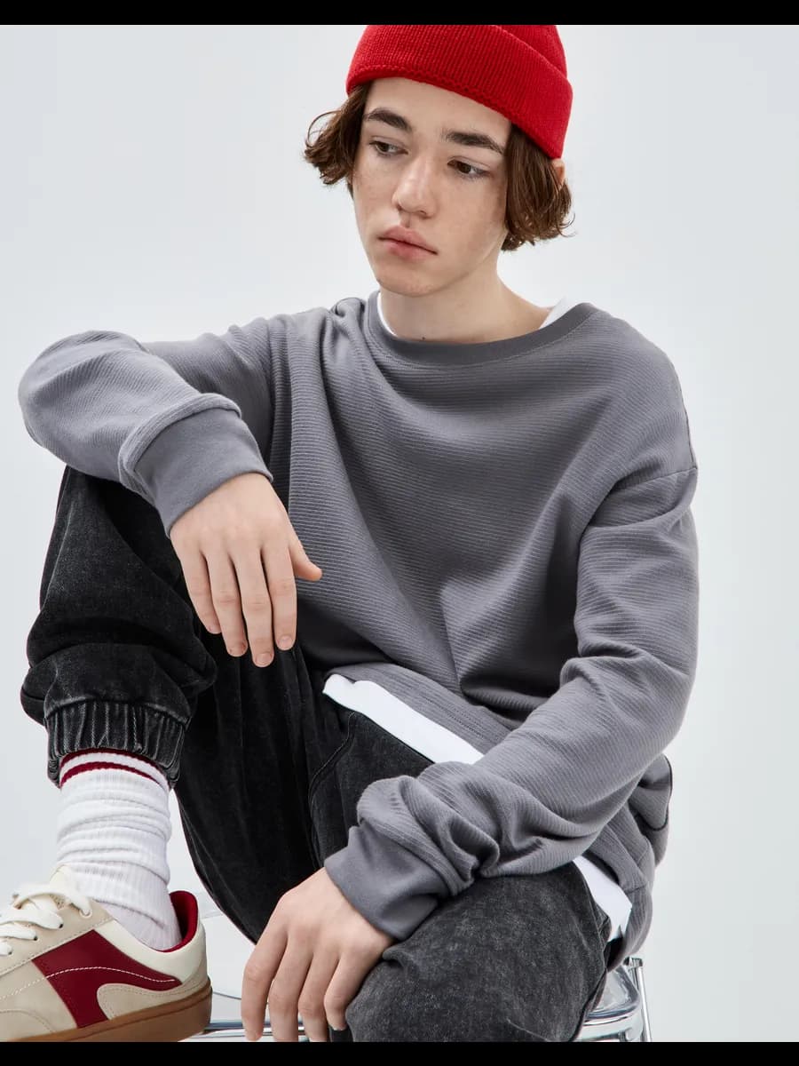 Серый свитшот с лейблом