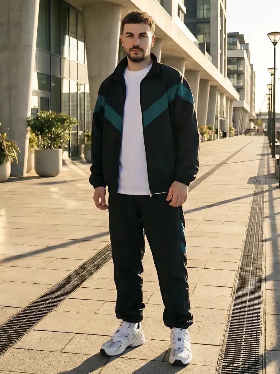 Спортивный костюм плащевка на молнии с полосками