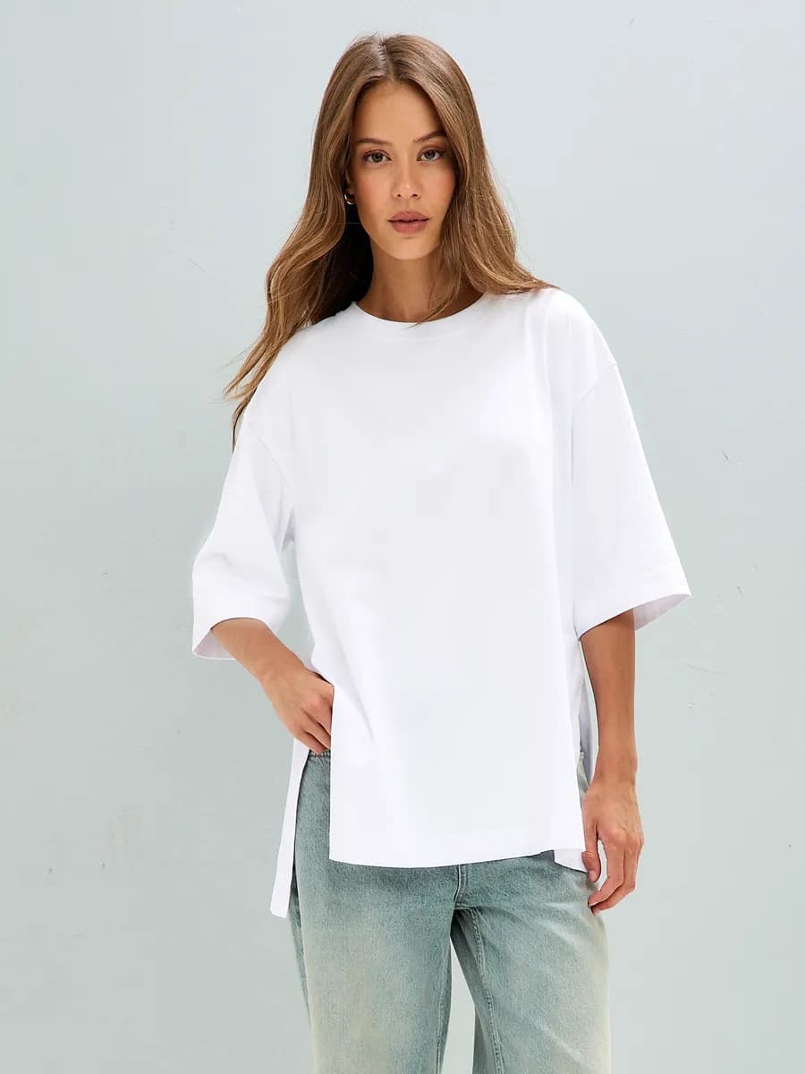 Футболка белая оверсайз с боковым вырезом