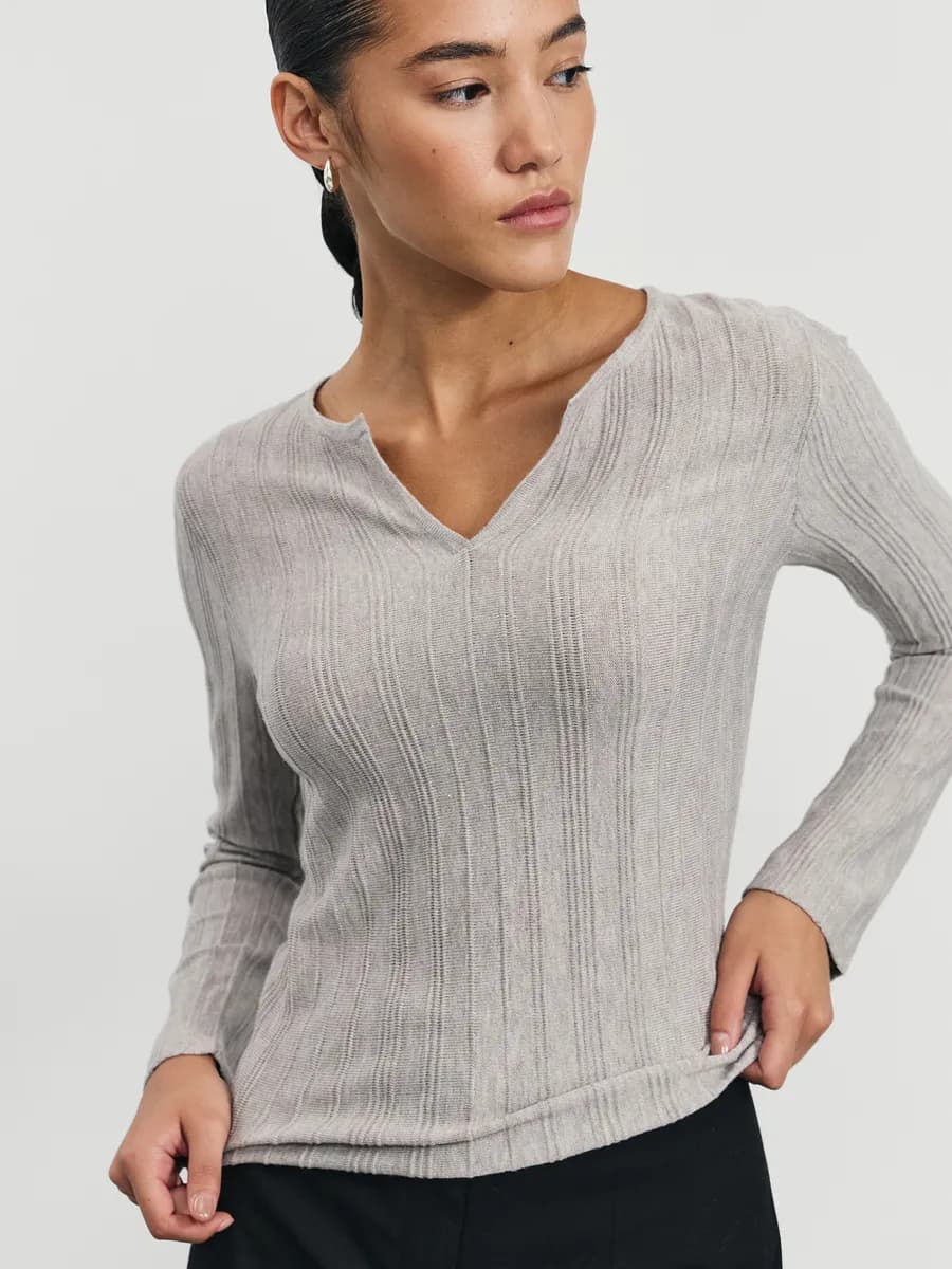 Джемпер тонкий трикотажный в рубчик с вырезом в офис