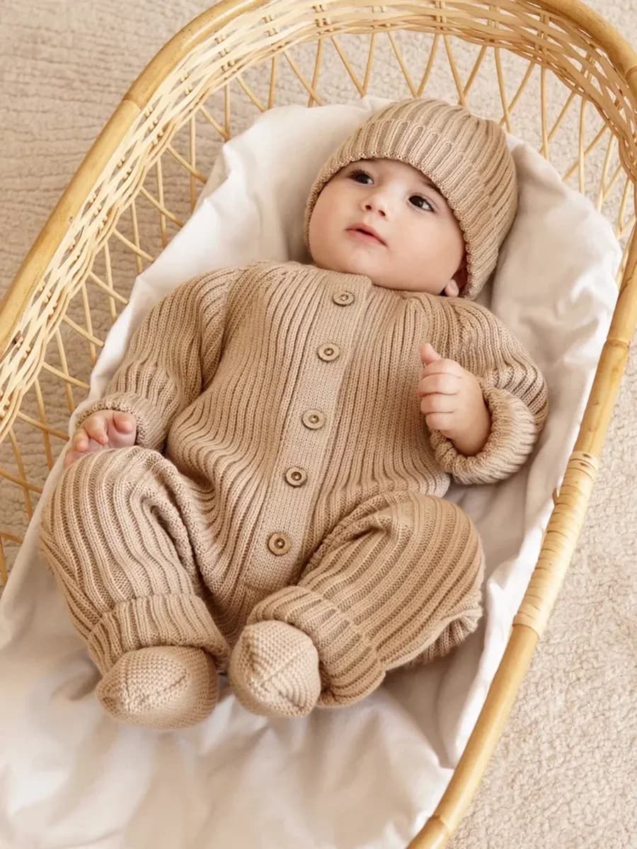 Вязаный комбинезон для новорожденных