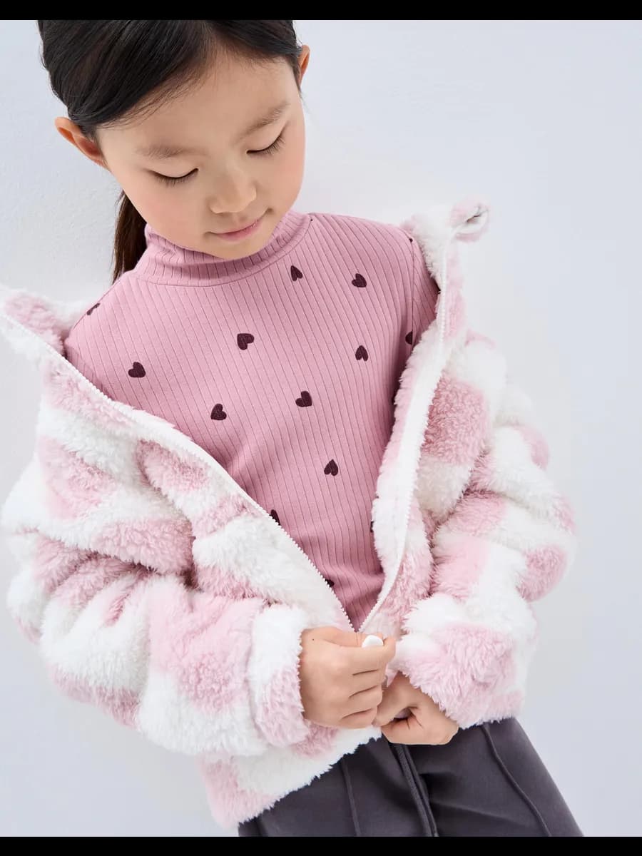 Розовая водолазка в рубчик с принтом