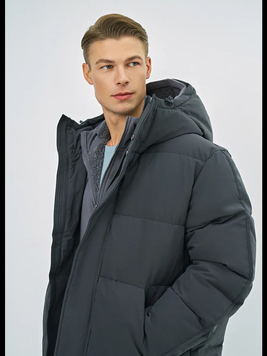 Утеплённая куртка с капюшоном и накладными карманами