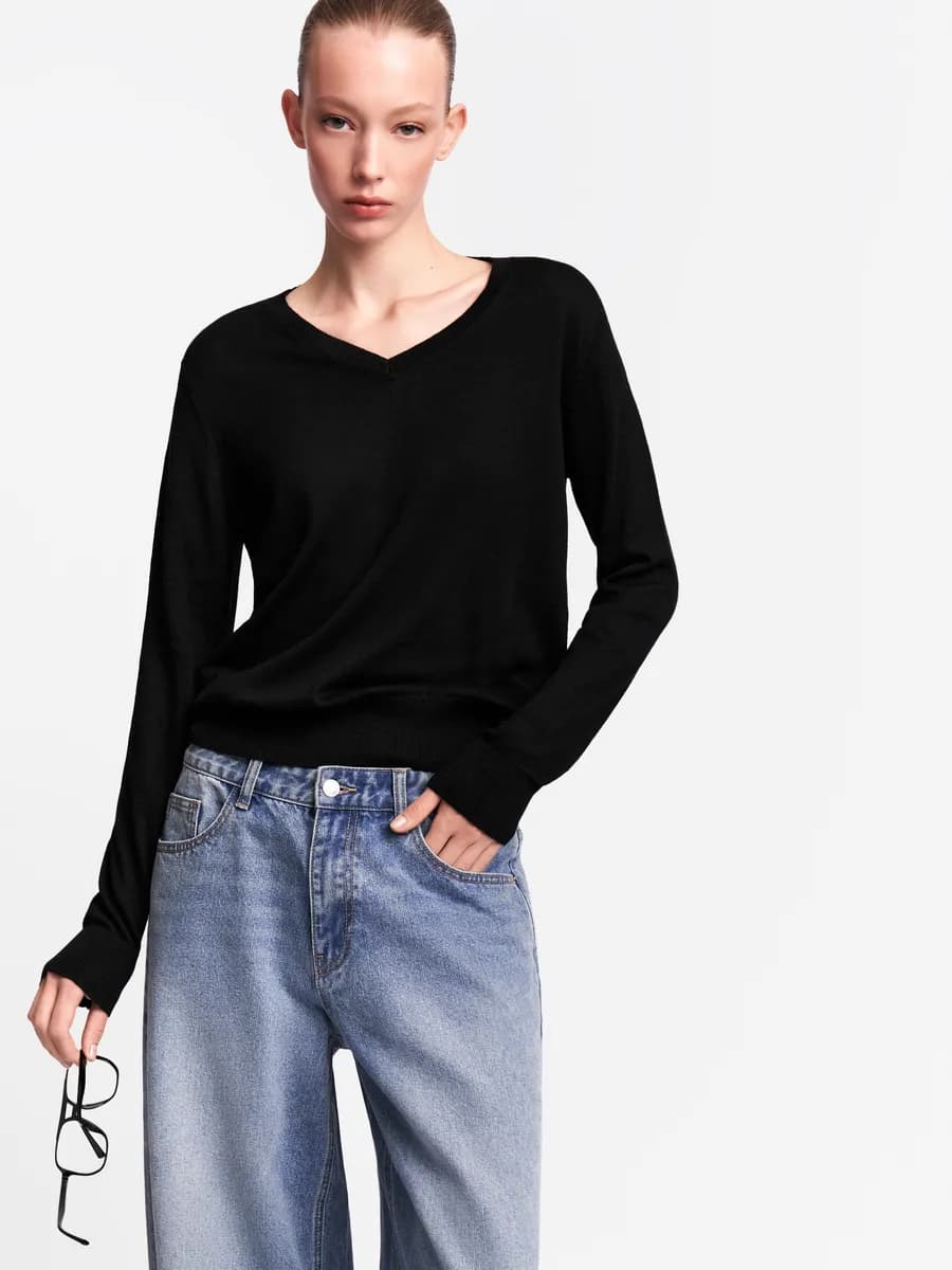 Трикотажный женский пуловер с вырезом