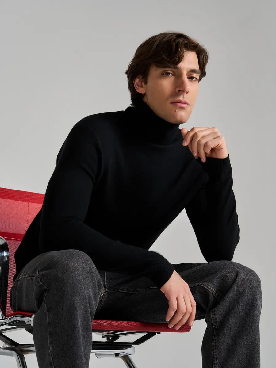 Свитер трикотажный с высоким горлом