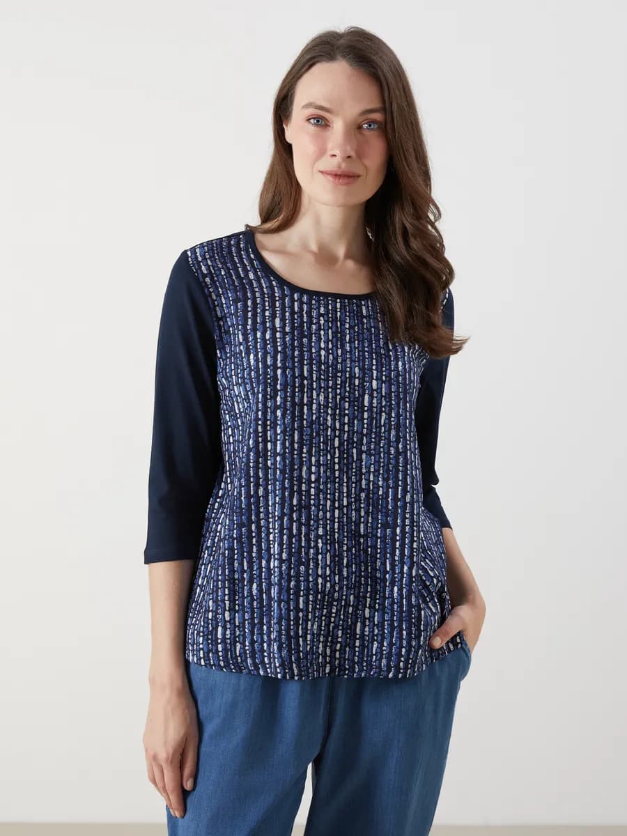 женская блузка с круглым вырезом и узором