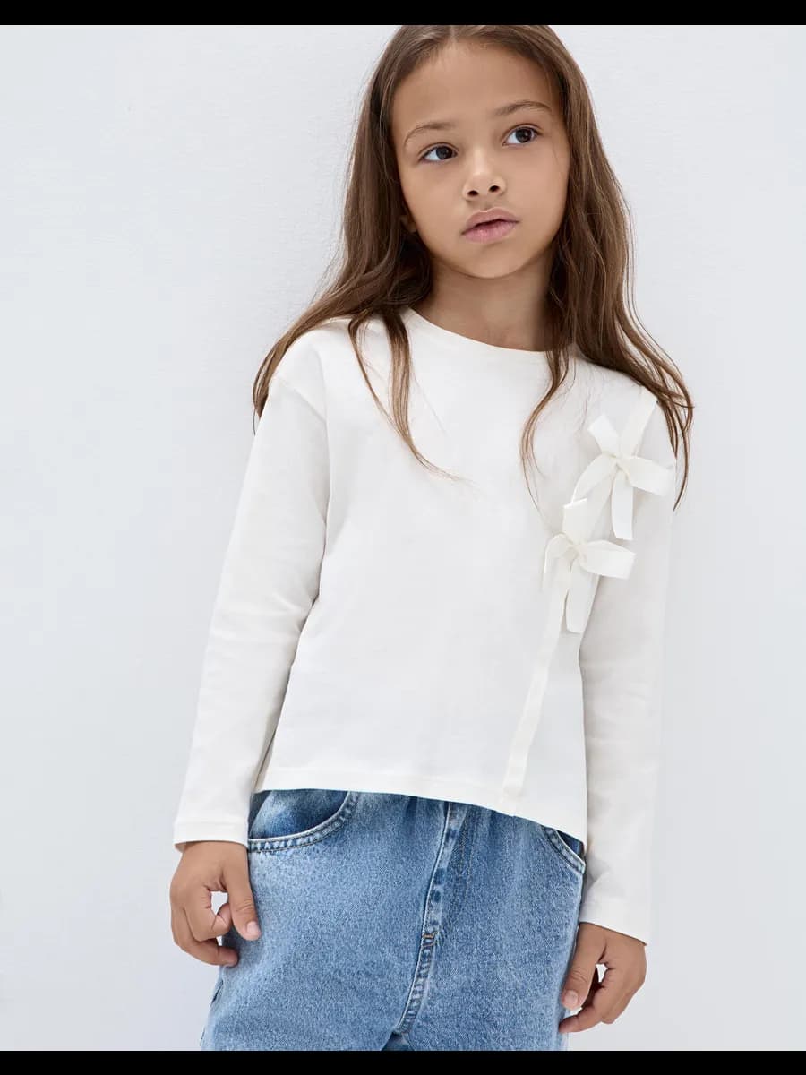 Молочный лонгслив oversize с бантиками