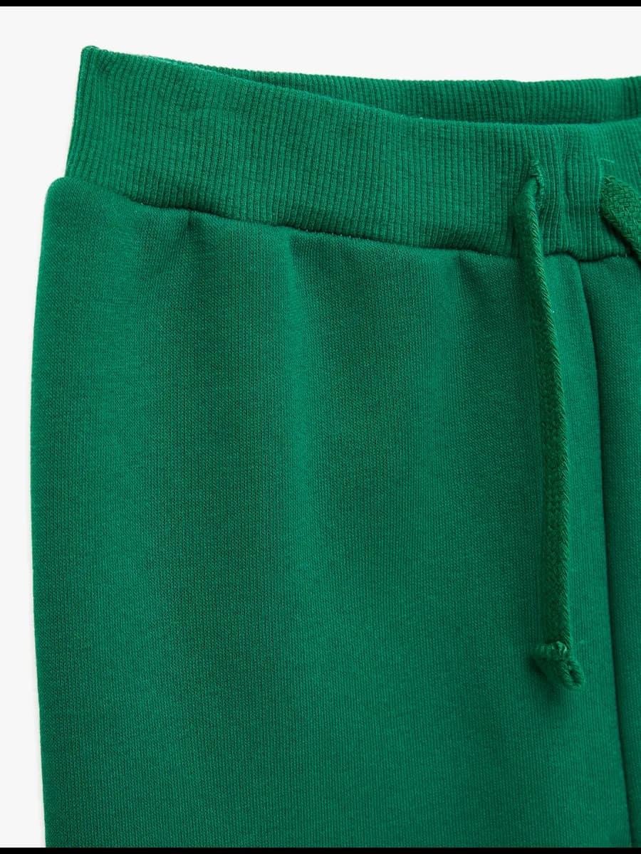 Спортивные штаны на шнуровке с новогодним принтом с начесом