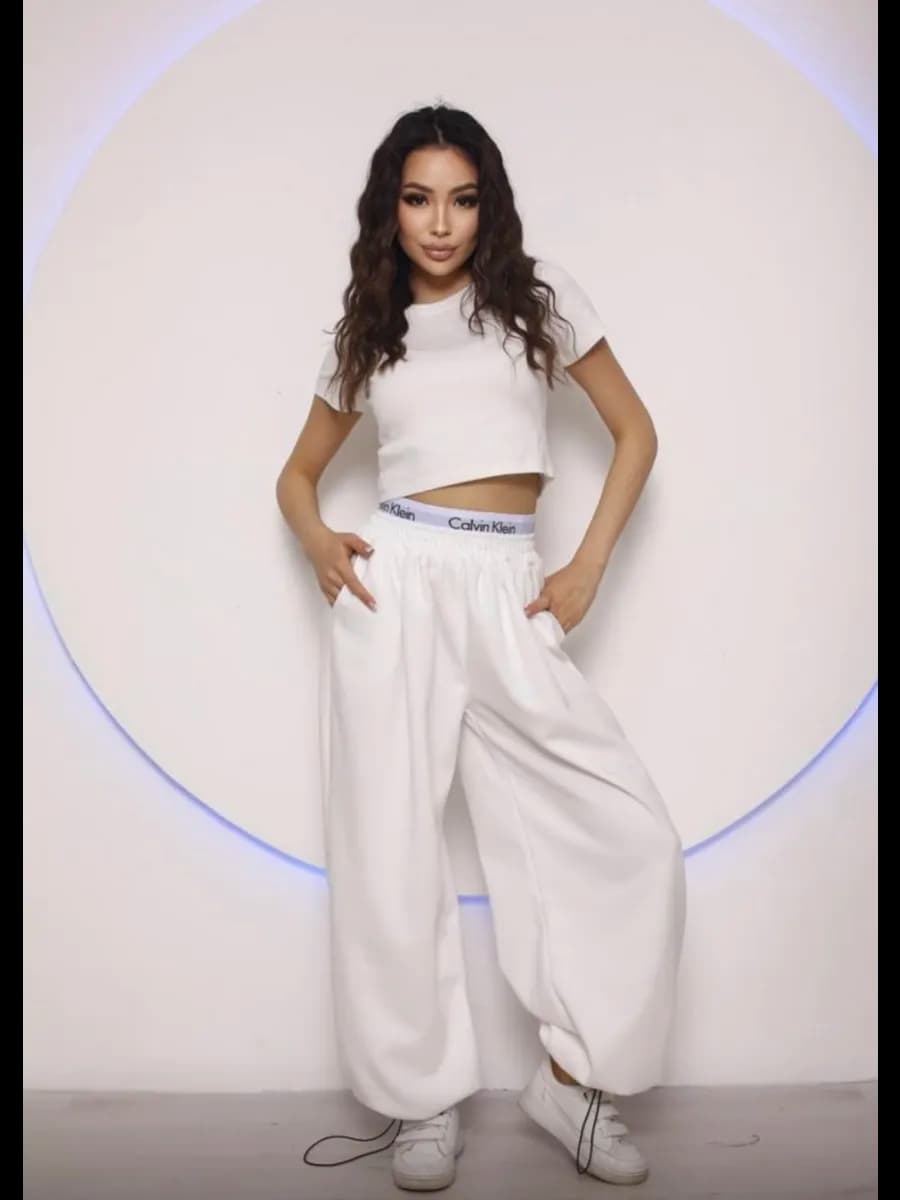 Широкие брюки на резинке, трендовые, стильные