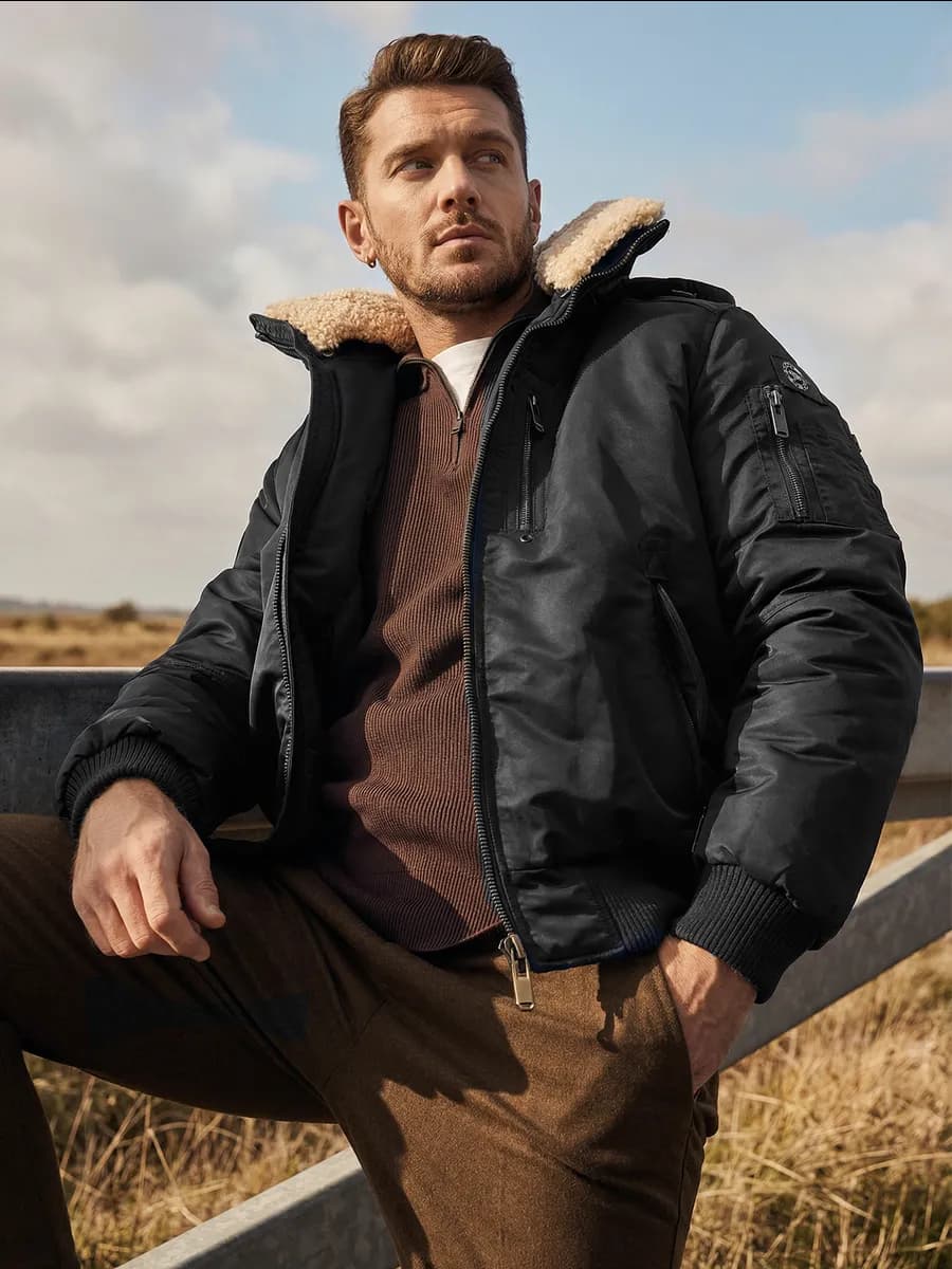 Короткая зимняя куртка с капюшоном