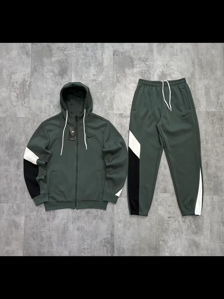 Спортивный костюм утепленный на флисе