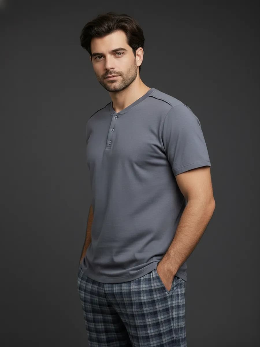 Пижама со штанами в клетку и футболкой