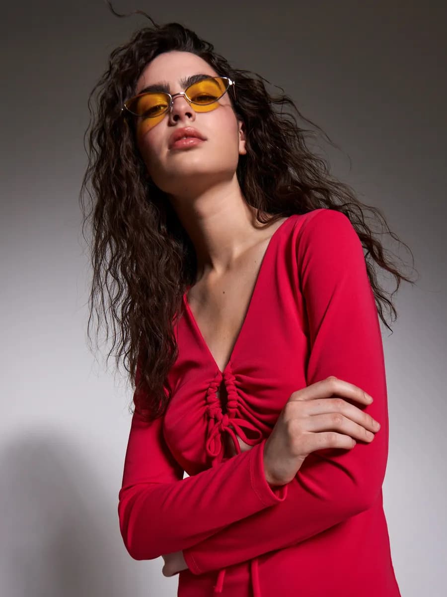 Платье мини с завязками и V-образным вырезом