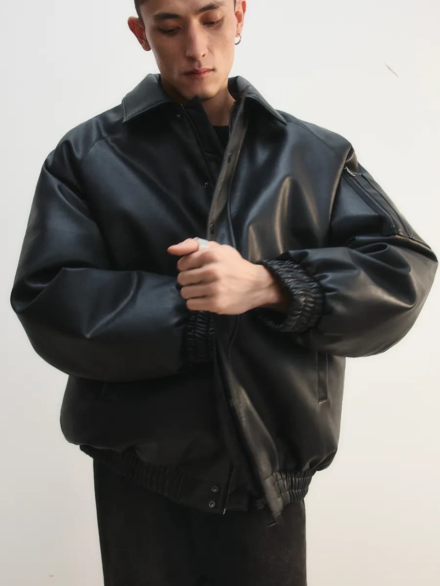 Куртка-бомбер с надписью и кожаной фактурой