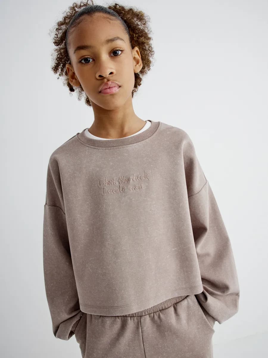 Укороченный свитшот трикотажный с вышивкой