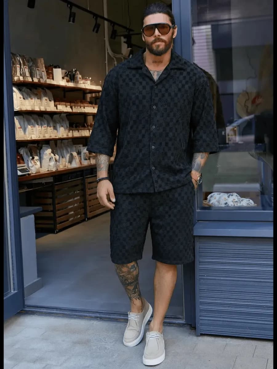 Плотный костюм шорты и рубашка