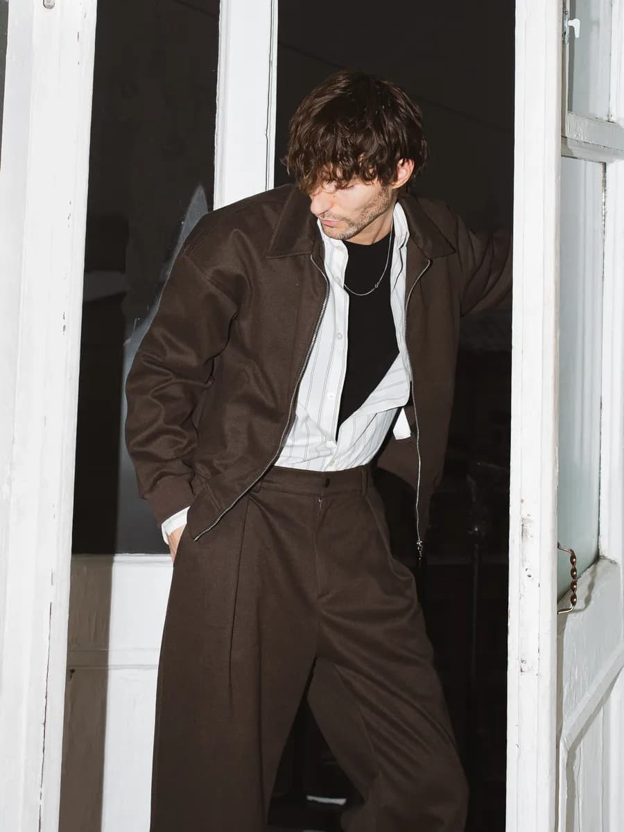 Оверсайз кофта бомбер на молнии коричневая на весну