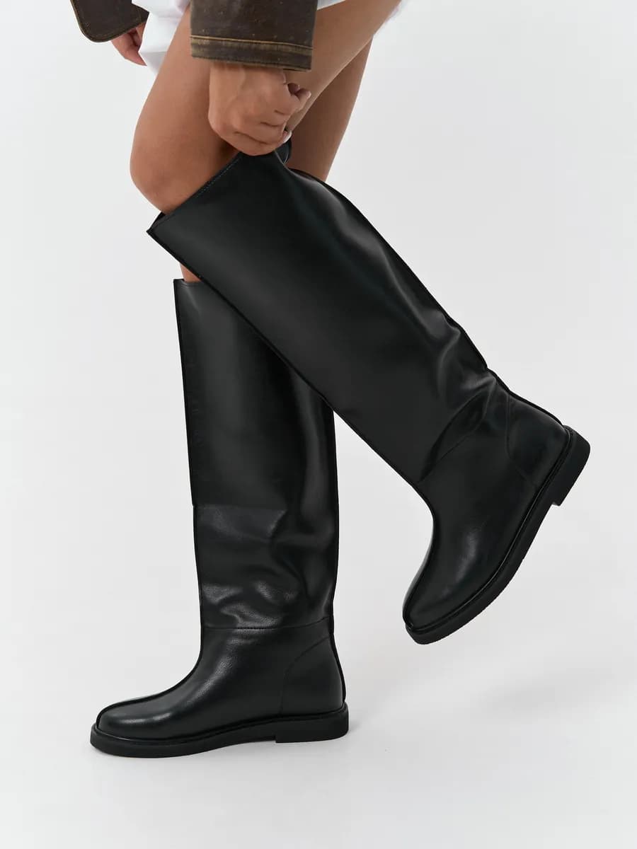 Высокие сапоги трубы с широким голенищем