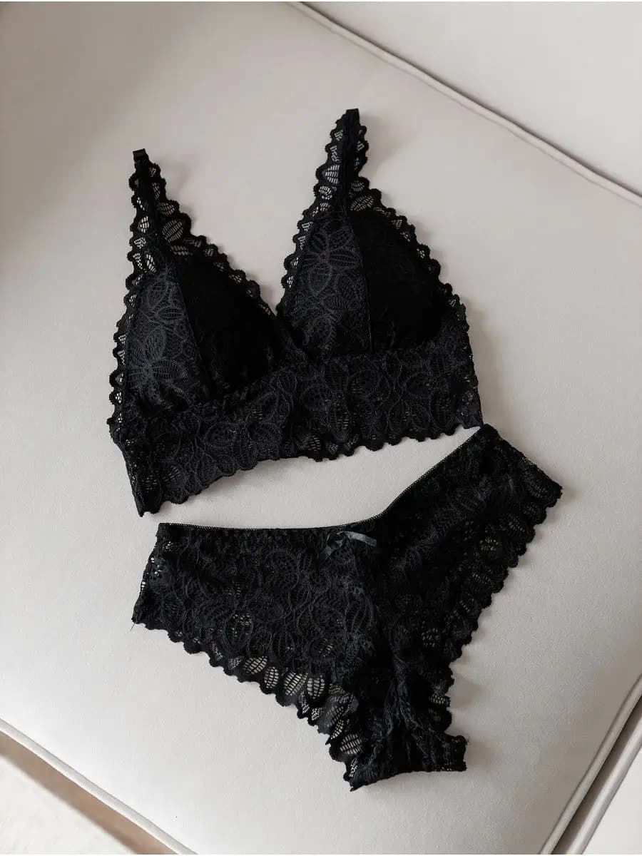 Комплект нижнего белья кружевной с трусами
