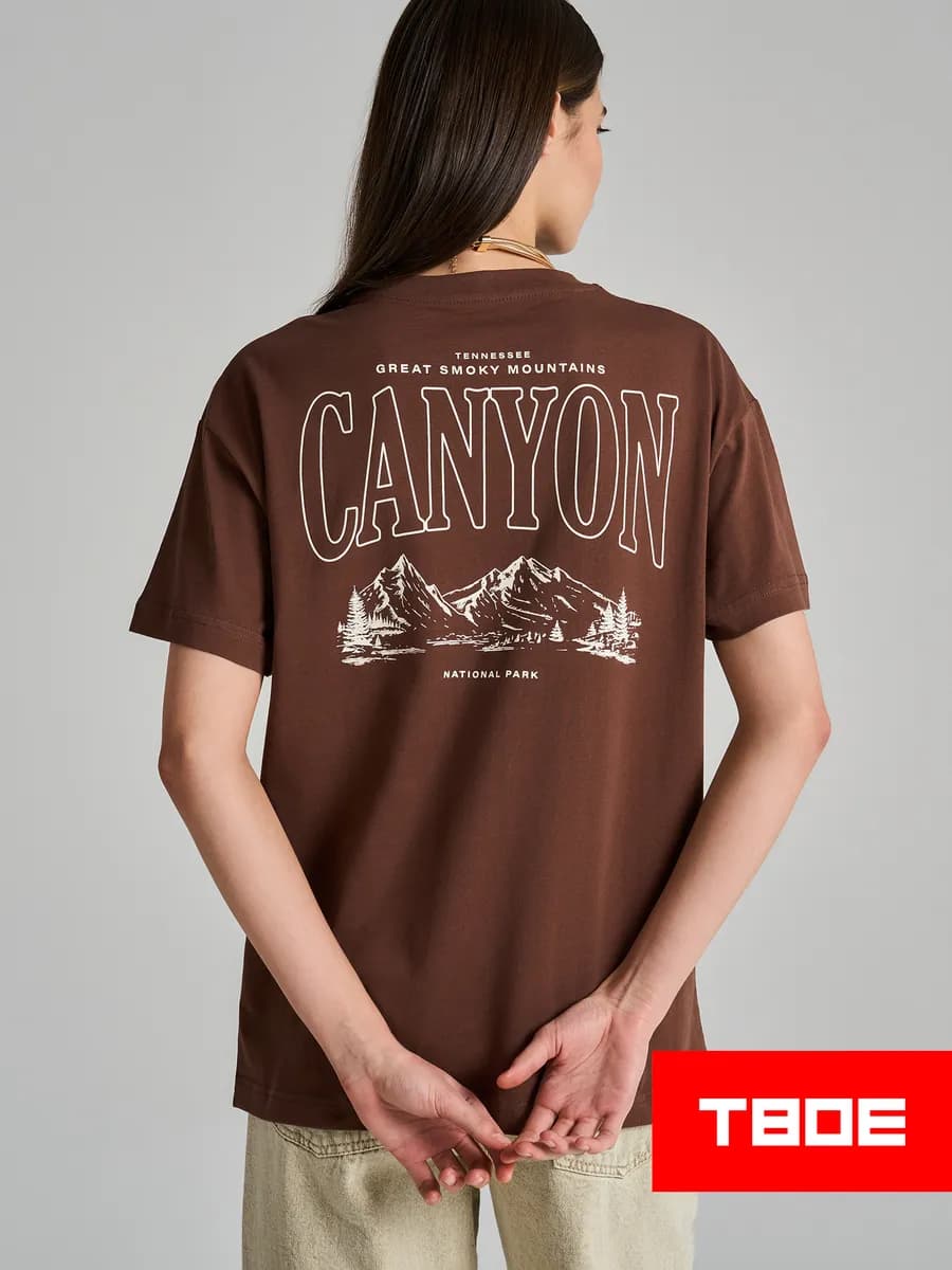 Хлопковая футболка оверсайз с принтом на спине