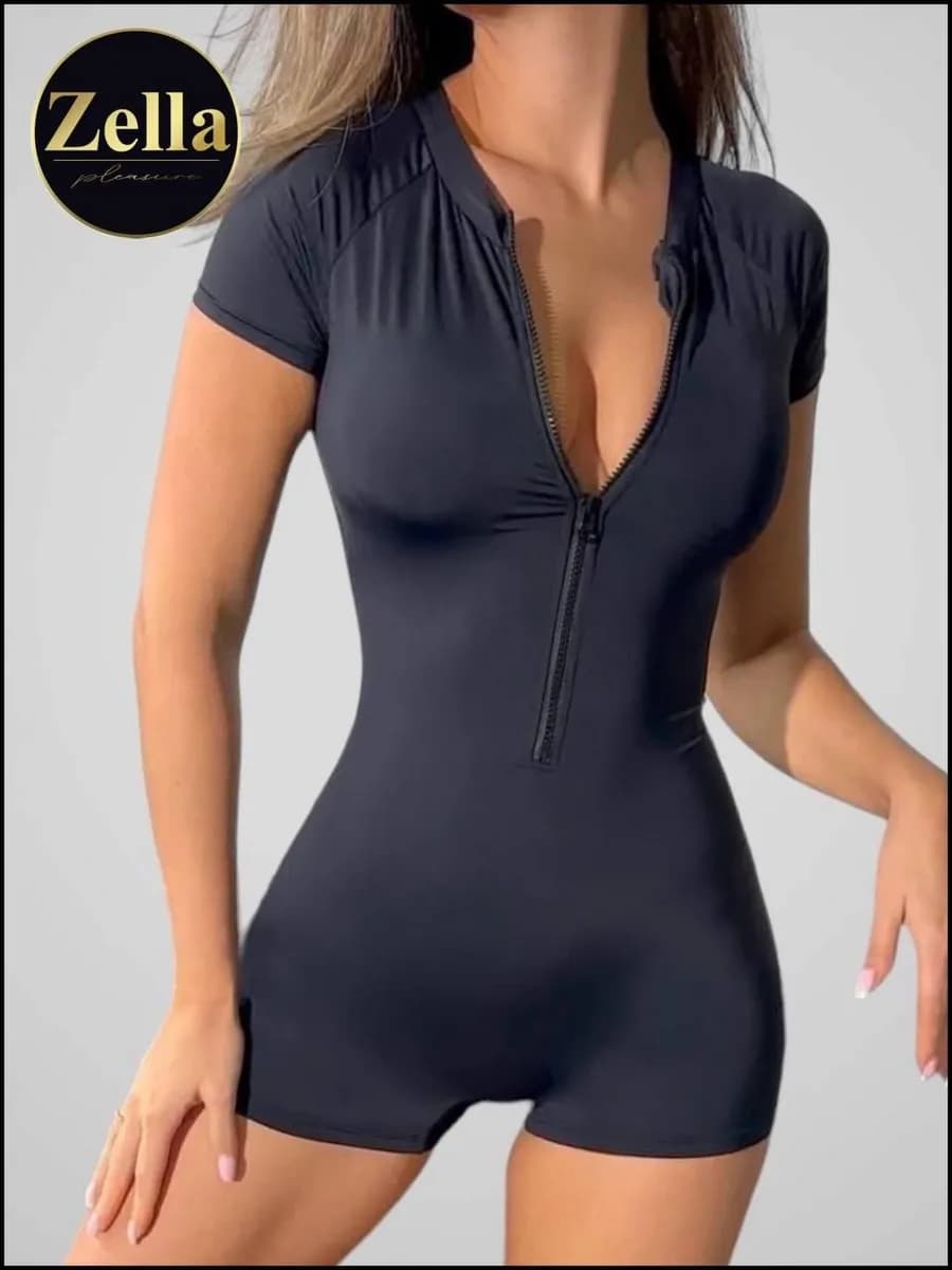 Купальник слитный спортивный с шортами на молнии