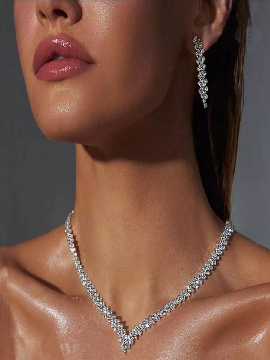 Колье и серьги с фианитами и стразами в подарочном мешочке