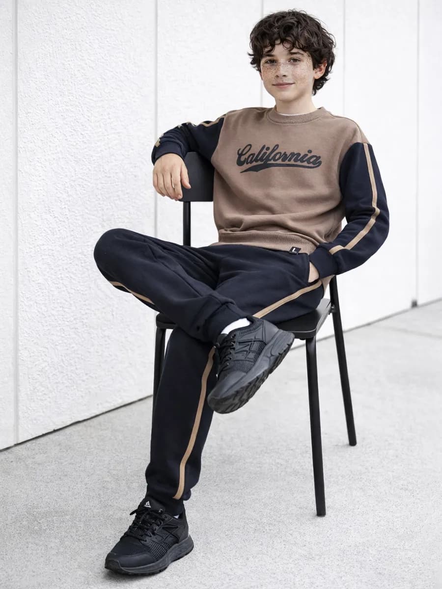 Спортивный костюм на весну в школу